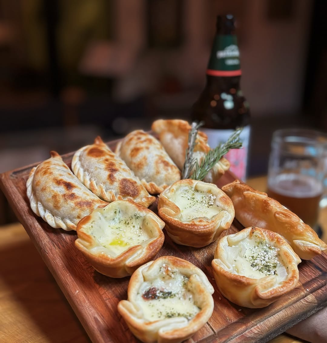  Cerrando el finde ️ Vos ya probaste nuestra variedad de empanadas 1